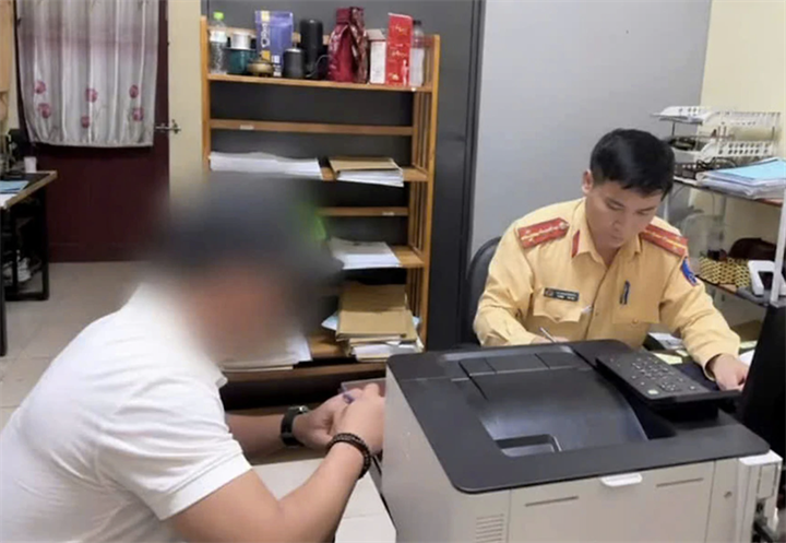 Lực lượng chức năng làm việc với tài xế Nguyễn X.P. Ảnh: Phòng CSGT Công an TP. Bắc Ninh