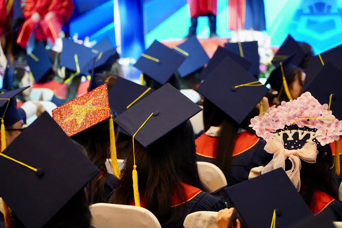 Một sinh viên có thể nắm vững kiến thức lý thuyết, hoàn thành tốt bài thi và đáp ứng các yêu cầu học thuật, nhưng khi đi làm lại phải đối diện với những tình huống phức tạp hơn rất nhiều. Ảnh minh họa: Dân trí