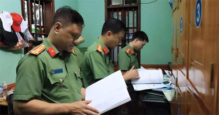 Lực lượng chức năng kiểm tra hồ sơ tại Ban quản lý di tích đền Công đồng Bắc Lệ. (Ảnh: Công an Lạng Sơn).