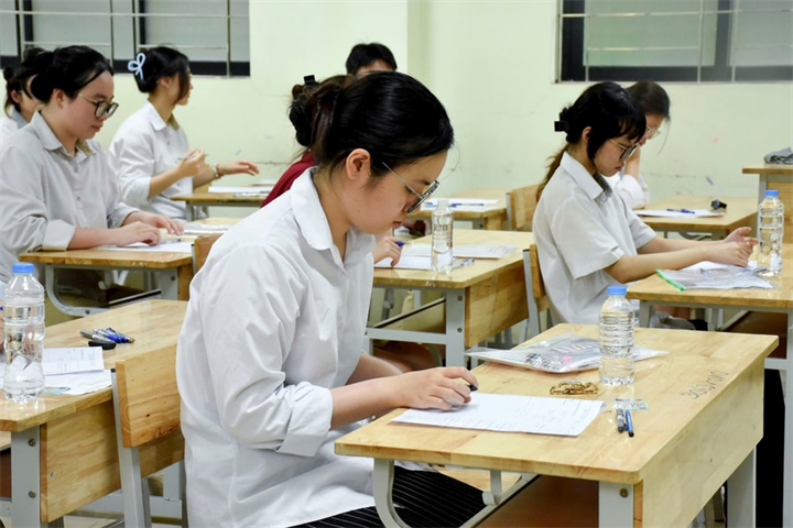 Bộ GD&ĐT vừa công bố dự thảo Thông tư ban hành Quy chế tiếp nhận học sinh đầu cấp để lấy ý kiến đóng góp từ xã hội, trong đó đáng chú ý là đề xuất rút gọn kỳ thi tuyển sinh vào lớp 10 xuống còn hai môn Toán và Ngữ văn. Ảnh minh họa: Sức khỏe & Đời sống