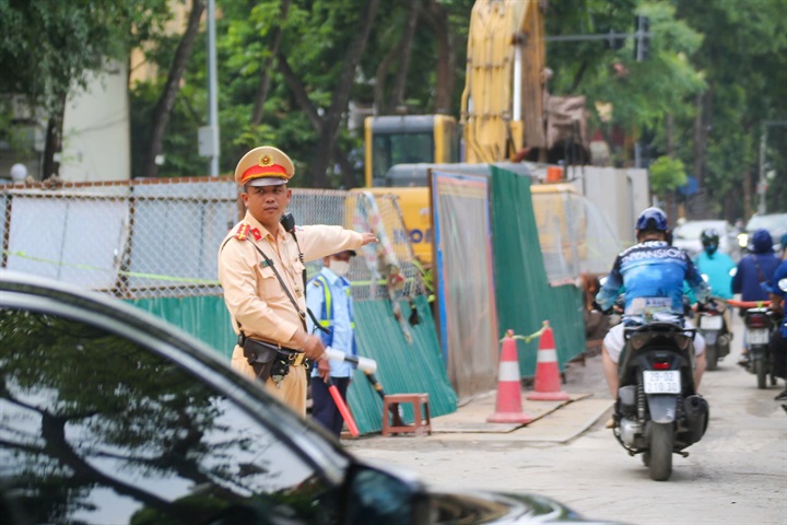 CSGT hướng dẫn các phương tiện di chuyển an toàn qua các điểm rào chắn thi công.