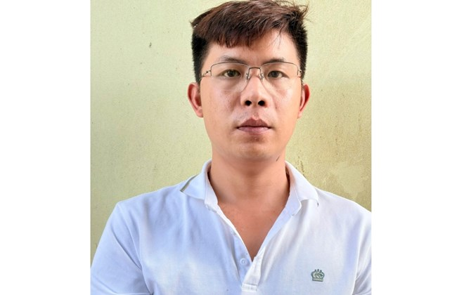 Phú chiếm đoạt tiền bán lại 13 điện thoại đem trả nợ cá nhân. Ảnh: Phan Giang/Công an An Giang