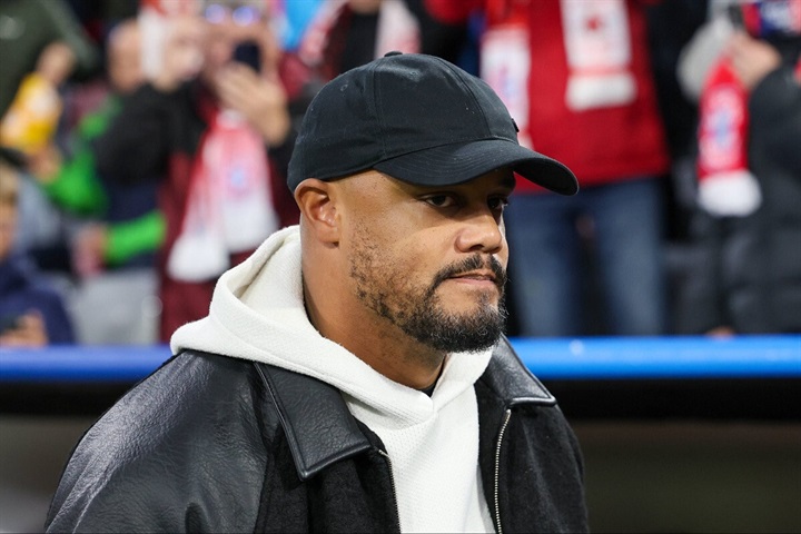 HLV Kompany gây lo lắng khi bất ngờ ngã quỵ trên sân tập của Bayern. Ảnh: X Florian Plettenberg