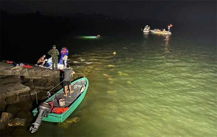 Lực lượng chức năng địa phương tiến hành tìm kiếm cháu T. Ảnh: Sức khỏe & Đời sống