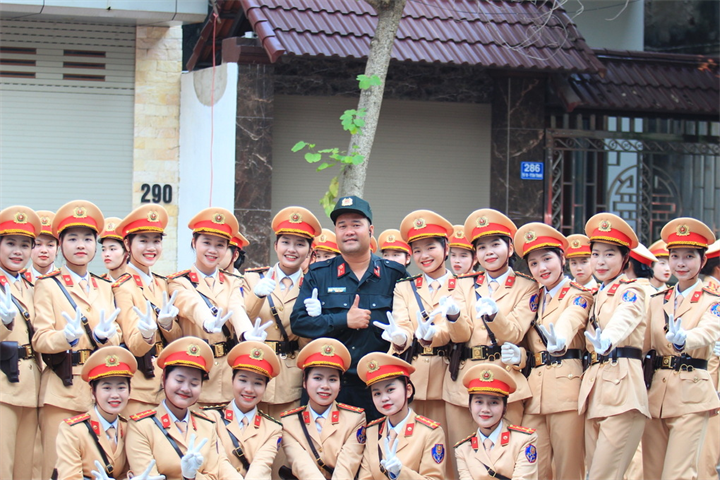 Nguyệt Hằng (bên phải nam chiến sĩ) trong đợt diễu binh, diễu hành kỷ niệm 70 năm chiến thắng Điện Biên Phủ. Ảnh: VnExpress