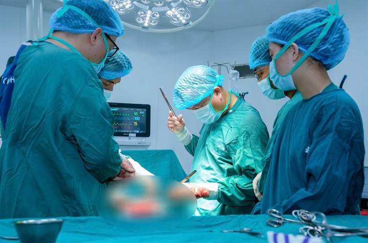 Ca mổ lấy thai phức tạp giúp người mẹ 7 năm mong con đón con an toàn. Ảnh: BVCC