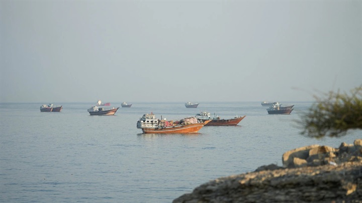 Hình ảnh các tàu thuyền tại eo biển Hormuz, nhìn từ Musandam, Oman, ngày 23/10/2026. (Ảnh: REUTERS qua Arabnews)