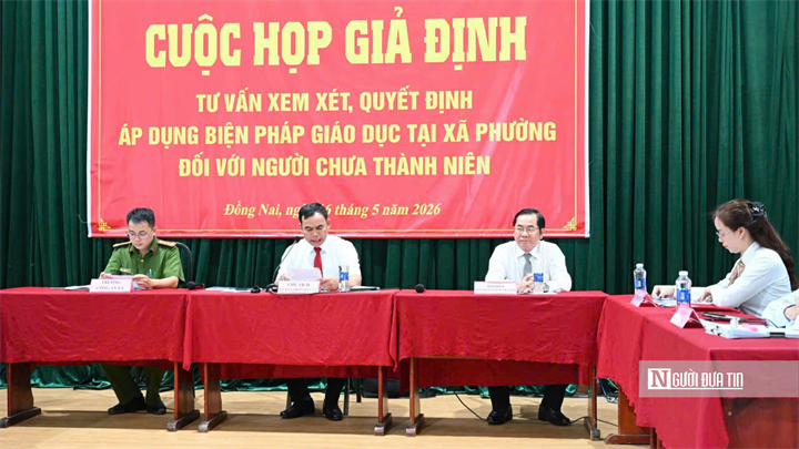 Các luật gia tham gia phiên tòa giả định, tuyên truyền, giáo dục pháp luật và nâng cao ý thức chấp hành pháp luật cho học sinh.