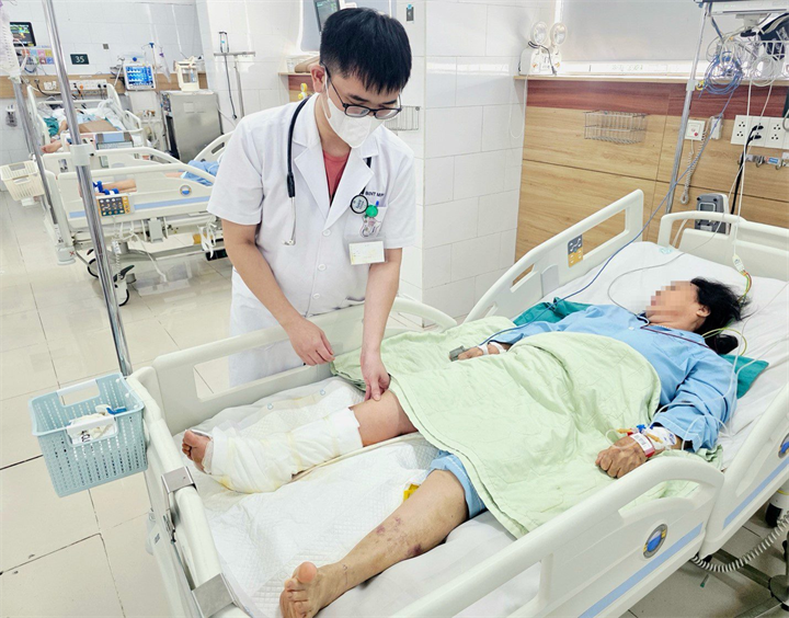 BSNT Nguyễn Quang Minh, Trung tâm Chống độc, Bệnh viện Bạch Mai thăm khám cho người bệnh. Ảnh: Bệnh viện Bạch Mai