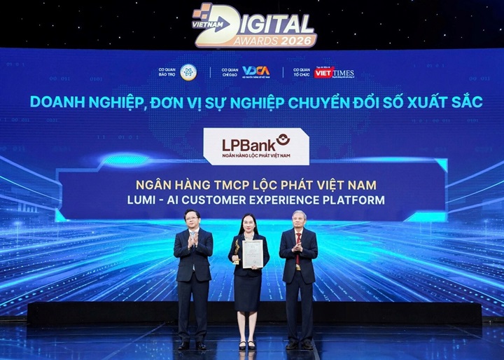 Bà Nguyễn Thị Vui – Thành viên Ban Điều hành LPBank nhận Cúp và kỷ niệm chương Giải thưởng Chuyển đổi số Việt Nam 2026 từ Ban tổ chức. Ảnh: LPBank