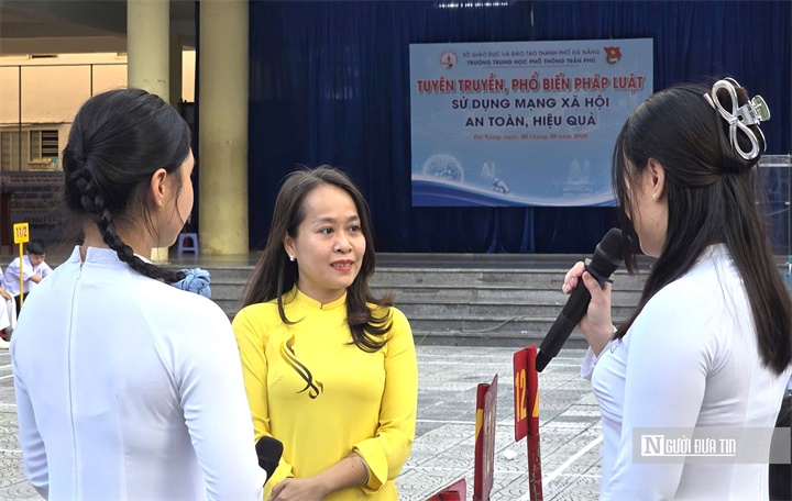 Tiến sĩ Phan Thị Nhật Tài trao đổi với học sinh Trường THPT Trần Phú (Đà Nẵng) về cách nhận diện và phòng tránh bạo lực học đường.