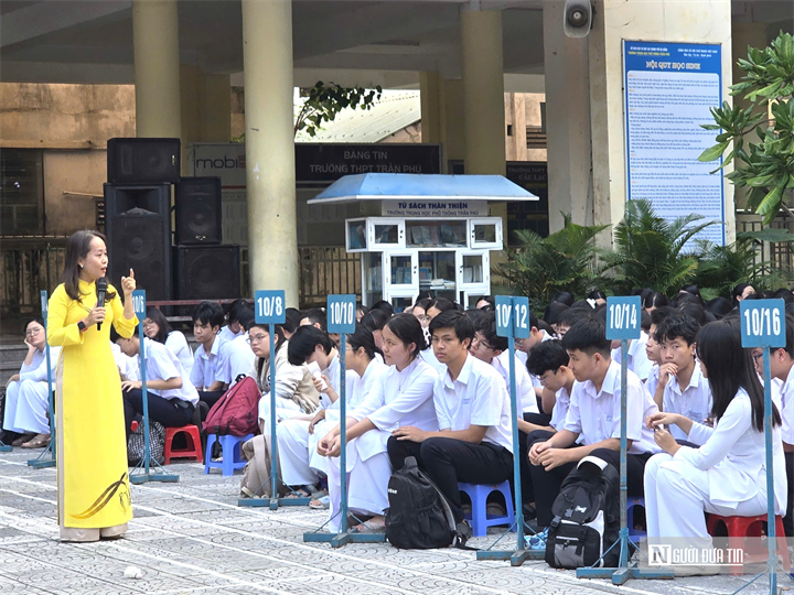 Những câu hỏi gần gũi của tiến sĩ Phan Thị Nhật Tài giúp học sinh nhận ra ranh giới giữa lời trêu đùa và hành vi gây tổn thương cho bạn bè.