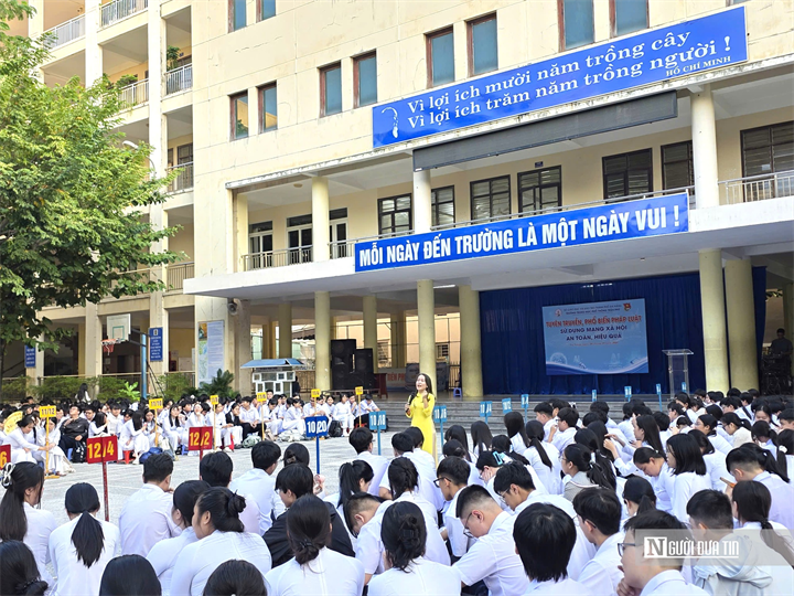 Học sinh Trường THPT Trần Phú đồng thanh hưởng ứng thông điệp “Nói không với bạo lực học đường” tại buổi tuyên truyền pháp luật.