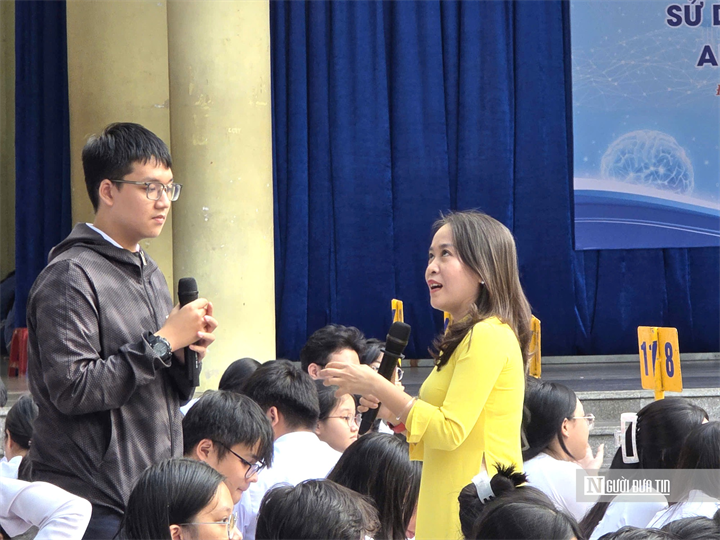 Học sinh Trường THPT Trần Phú trao đổi về trách nhiệm của người chứng kiến bạo lực học đường, nhất là hành vi đứng xem và quay video đánh nhau.