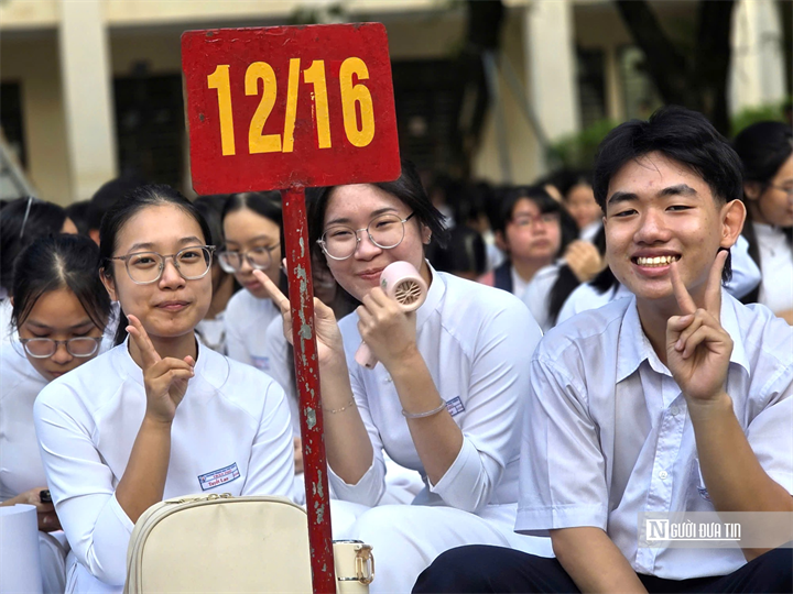 Học sinh hào hứng với những tình huống thực tế về bạo lực học đường và sử dụng mạng xã hội an toàn.