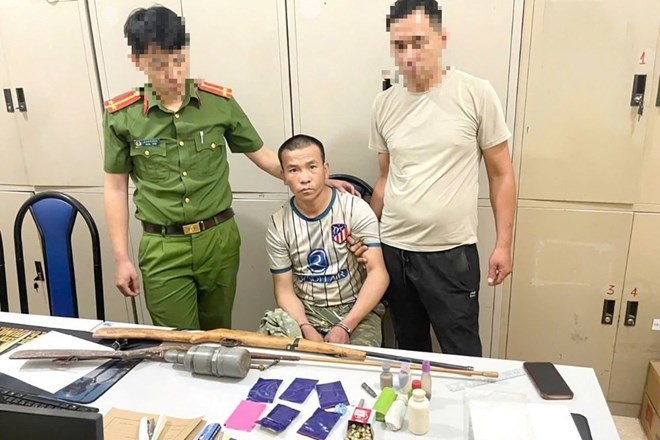 Đối tượng Thào Sống Dơ và tang vật tại cơ quan Công an. Ảnh: Công an tỉnh Sơn La cung cấp