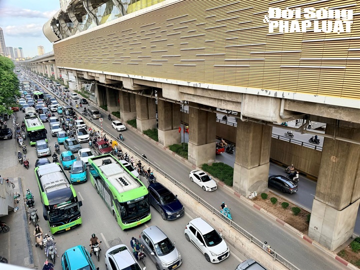 Ga đường sắt đô thị trên cao trong bối cảnh giao thông đường bộ đông đúc. Việc di chuyển bằng metro giúp người dân tiết kiệm thời gian, giảm áp lực ùn tắc và góp phần nâng cao giá trị bất động sản tại các khu vực có kết nối giao thông thuận tiện. Ảnh TL.