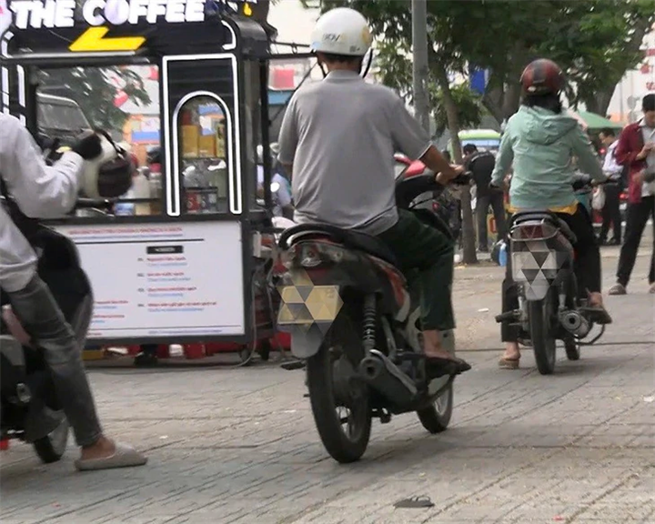 Một số phương tiện đi trên vỉa hè. Ảnh: Tuổi Trẻ