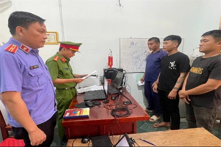 Cơ quan công an và viện kiểm sát thi hành các quyết định đối với Đạt, Đường và Thiện (Ảnh: Công an Vĩnh Long).