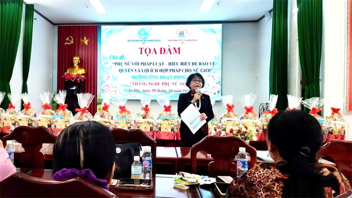 Luật gia&nbsp;Hồ Thị Xuân Hương trao đổi và giải đáp các vấn đề pháp lý cho hội viên phụ nữ.
