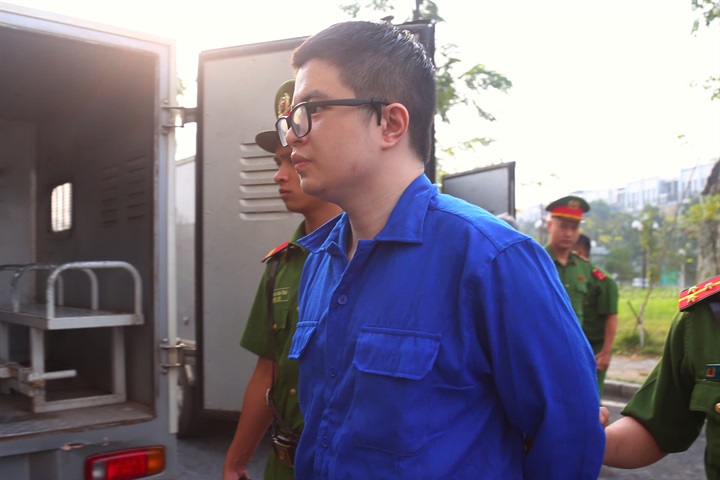 Mr Pips bị dẫn giải đến phiên tòa.