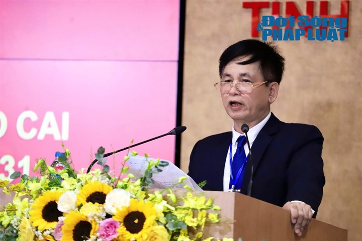 Luật gia Phan Văn Tiến - Phó Chủ tịch Thường trực Hội Luật gia tỉnh Lào Cai trình bày tóm tắt báo cáo kết quả hoạt động Hội Luật gia tỉnh Lào Cai giai đoạn 2025 - 2026 và phương hướng, nhiệm vụ công tác khóa I, nhiệm kỳ 2026 - 2031