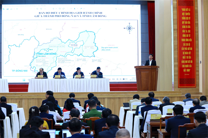 Tỉnh ủy viên, Giám đốc Sở Nội vụ Lâm Đồng Đỗ Văn Chung trình bày tờ trình về chủ trương điều chỉnh địa giới hành chính giữa Lâm Đồng và TP Đồng Nai tại Kỳ họp thứ 8 (kỳ họp chuyên đề) của &nbsp;HĐND tỉnh Lâm Đồng khóa XI hôm 28/10. Ảnh: Báo Lâm Đồng.