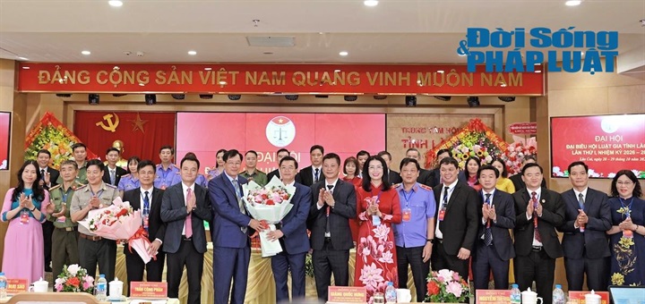 Phó Chủ tịch thường trực Hội Luật gia Việt Nam Trần Công Phàn và Phó Chủ tịch Ủy ban nhân dân tỉnh Lào Cai Giàng Quốc Hưng tặng hoa chúc mừng Ban chấp hành Hội Luật gia tỉnh Lào Cai khóa I, nhiệm kỳ 2026 - 2031