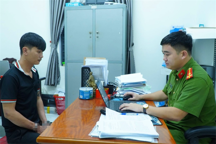 Công an lấy lời khai Tống Trường Vũ. Ảnh: Công an TP.HCM