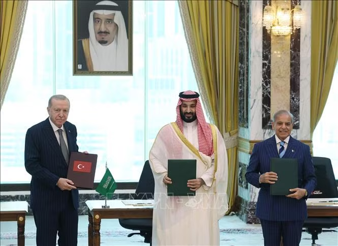 Từ trái sang: Tổng thống Thổ Nhĩ Kỳ Recep Tayyip Erdogan, Thái tử Saudi Arabia Mohammed bin Salman và Thủ tướng Pakistan Shehbaz Sharif tại lễ ký hiệp định phòng thủ giữa ba nước ở thành phố Mecca ngày 7/8/2026. Ảnh: AA/TTXVN phát