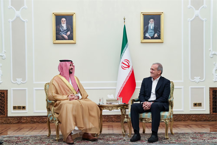 Tổng thống Iran Masoud Pezeshkian (bên phải) tiếp Bộ trưởng Quốc phòng Saudi Arabia, Hoàng tử Khalid bin Salman, tại Tehran, Iran, ngày 17/4/2025. Ảnh: Văn phòng Tổng thống Iran