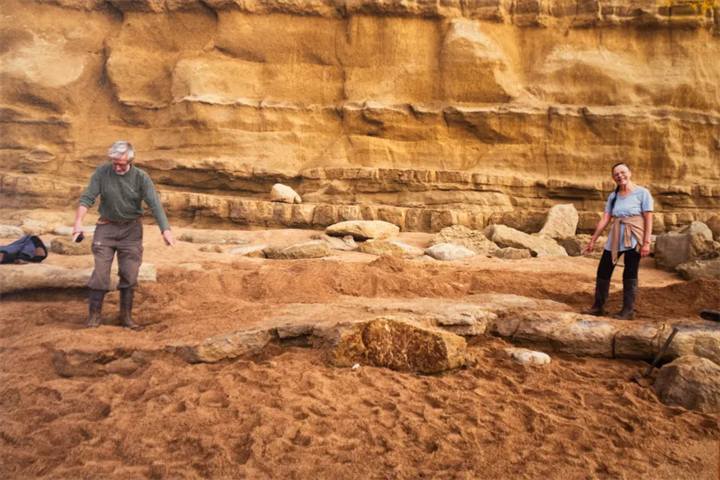 Michel Plissart và Carine Christens cùng với phát hiện quý hiếm của họ. Ảnh: BridportMusuem/BNPS