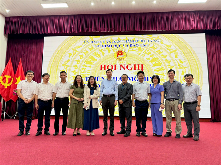 Các đại biểu thham dự chương trình chụp ảnh lưu niệm. Ảnh: Sở GDĐT Hà Nội