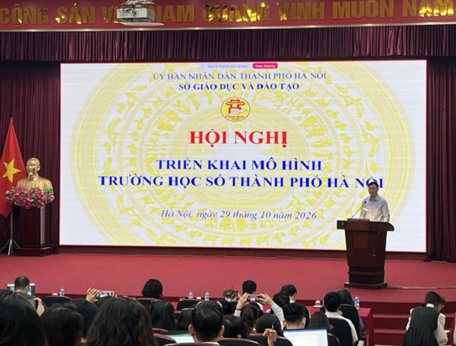 Giám đốc Sở GDĐT Hà Nội Nguyễn Văn Hiền phát biểu khai mạc chương trình. Ảnh: Sở GDĐT Hà Nội