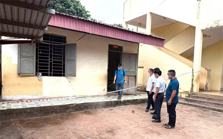Lãnh đạo UBND xã Nà Hỳ kiểm tra việc thực hiện cách ly, phun khử khuẩn phòng bệnh quai bị tại các khu vực đã ghi nhận người mắc bệnh. Ảnh: Nhân dân