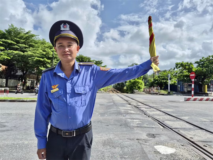 Anh Nguyễn Văn Thành, nhân viên gác chắn trực tiếp ngăn nữ sinh băng qua đường ray. Ảnh: Tiền Phong