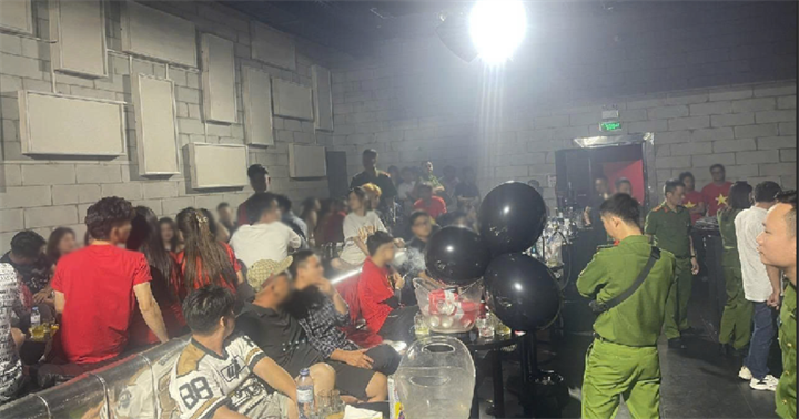 Hoạt động kinh doanh khí cười trái phép tại cơ sở Coca Club. (Ảnh: Công an Quảng Ninh)