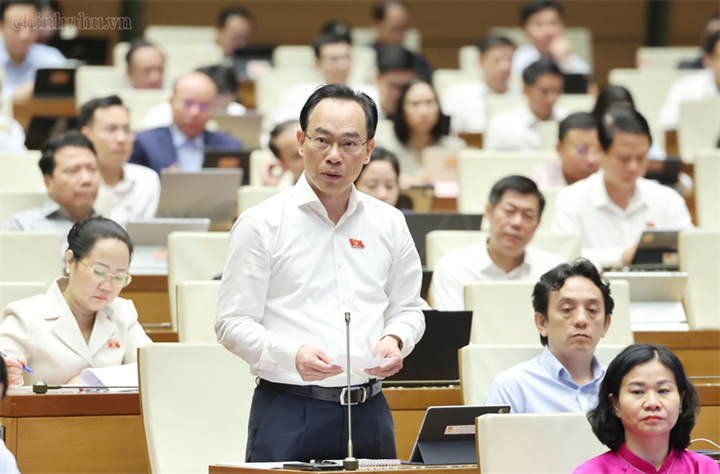 Bộ trưởng Bộ Giáo dục và Đào tạo Hoàng Minh Sơn phát biểu, giải trình, làm rõ những vấn đề được các đại biểu nêu - Ảnh: chinhphu.vn/Nhật Bắc