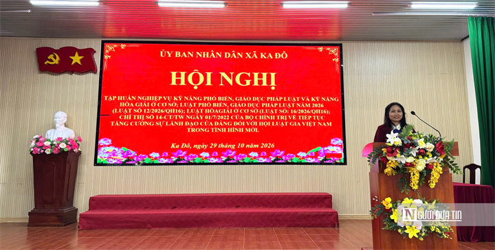Luật gia Cao Thị Ngọc Trinh - Phó Chủ tịch Hội Luật gia tỉnh Lâm Đồng tập huấn kỹ năng hòa giải ở cơ sở.
