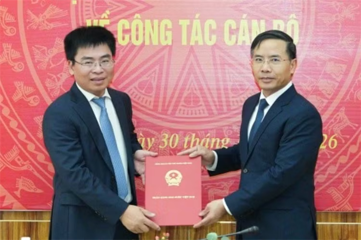 Thống đốc NHNN Phạm Đức Ấn trao quyết định cho ông Đỗ Giang Nam. Ảnh: TBNH.