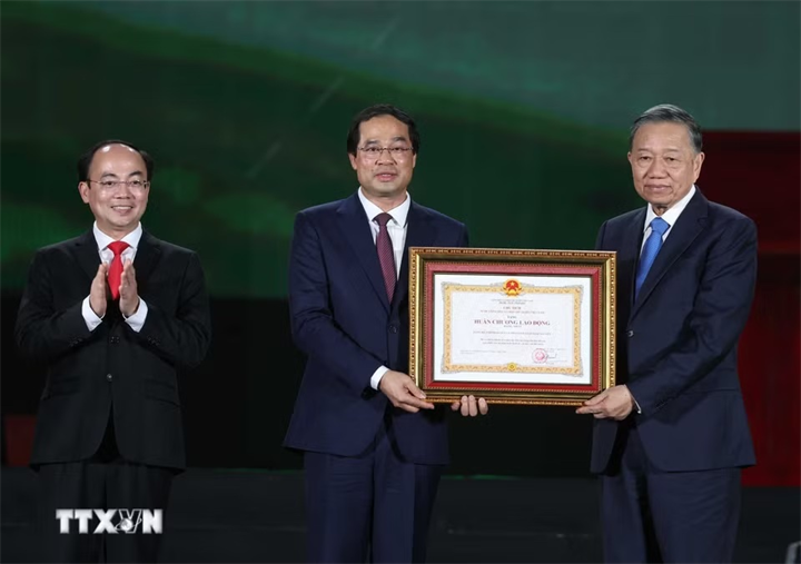 Tổng Bí thư, Chủ tịch nước Tô Lâm trao tặng Huân chương Lao động hạng Nhất tặng Đảng bộ, chính quyền và nhân dân tỉnh Thái Nguyên - Ảnh: TTXVN