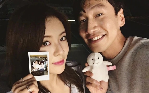 Lee Kwang Soo sắp cưới minh tinh sau 6 năm?- Ảnh 1. Lee Kwang Soo bất ngờ bỏ like hàng loạt ảnh của bạn gái Lee Sun Bin, chuyện gì đây?