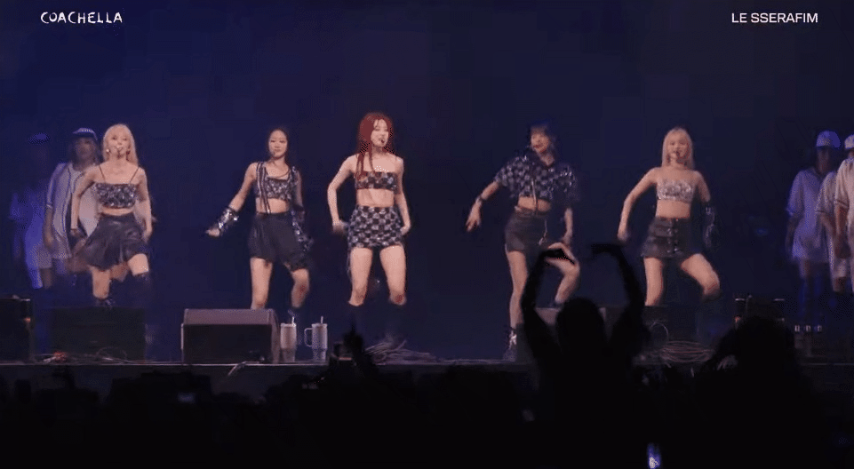 LE SSERAFIM chính thức chào sân Coachella: Visual cực chiến, khuấy động đám đông nhưng giọng hát live vẫn là điểm trừ! - Ảnh 9.