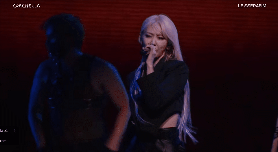 LE SSERAFIM chính thức chào sân Coachella: Visual cực chiến, khuấy động đám đông nhưng giọng hát live vẫn là điểm trừ! - Ảnh 4.