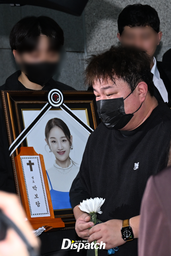 Lễ đưa tang Park Bo Ram: Mỹ nhân Kara gục khóc xót xa, nam ca sĩ Winner cùng dàn sao nghẹn ngào tiễn biệt - Ảnh 13. Lễ đưa tang Park Bo Ram: Mỹ nhân Kara gục khóc xót xa, nam ca sĩ Winner cùng dàn sao nghẹn ngào tiễn biệt - Ảnh 13.