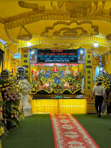 Xót xa hình ảnh bên trong tang lễ của ca sĩ Ngọc Diệp qua đời vì đột quỵ ở Hải Phòng - Ảnh 2. Xót xa hình ảnh bên trong tang lễ của ca sĩ Ngọc Diệp qua đời vì đột quỵ ở Hải Phòng - Ảnh 2.