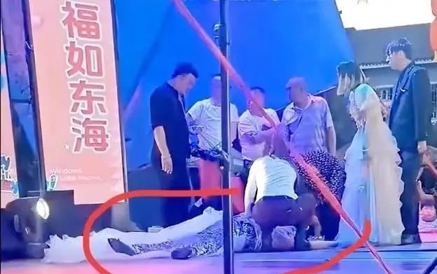 Nữ ca sĩ Phi Phi đột ngột qua đời khi đang biểu diễn - Ảnh 2. Nữ ca sĩ Phi Phi đột ngột qua đời khi đang biểu diễn - Ảnh 2.