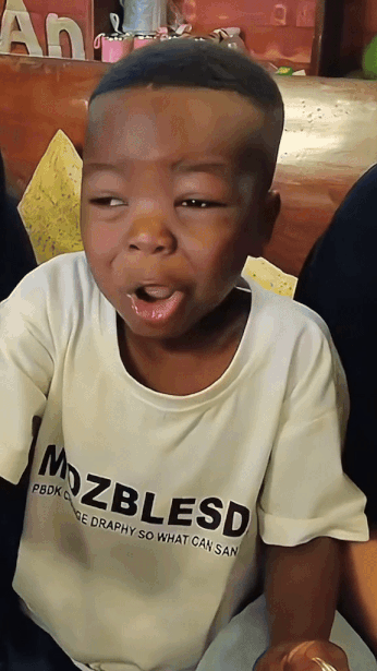 Biểu cảm của Lôi Con khi ăn kem ở Việt Nam lại leo thẳng lên xu hướng: Sinh động cỡ này bảo sao Quang Linh Vlogs chỉ còn là cái tên - Ảnh 3. Biểu cảm của Lôi Con khi ăn kem ở Việt Nam lại leo thẳng lên xu hướng: Sinh động cỡ này bảo sao Quang Linh Vlogs chỉ còn là cái tên - Ảnh 3.