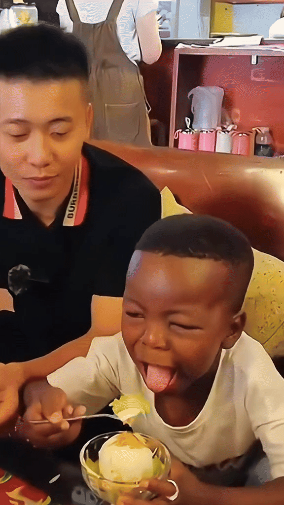 Biểu cảm của Lôi Con khi ăn kem ở Việt Nam lại leo thẳng lên xu hướng: Sinh động cỡ này bảo sao Quang Linh Vlogs chỉ còn là cái tên - Ảnh 2. Biểu cảm của Lôi Con khi ăn kem ở Việt Nam lại leo thẳng lên xu hướng: Sinh động cỡ này bảo sao Quang Linh Vlogs chỉ còn là cái tên - Ảnh 2.