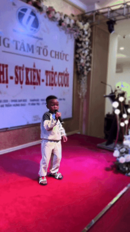 Biểu cảm của Lôi Con khi ăn kem ở Việt Nam lại leo thẳng lên xu hướng: Sinh động cỡ này bảo sao Quang Linh Vlogs chỉ còn là cái tên - Ảnh 6. Biểu cảm của Lôi Con khi ăn kem ở Việt Nam lại leo thẳng lên xu hướng: Sinh động cỡ này bảo sao Quang Linh Vlogs chỉ còn là cái tên - Ảnh 6.